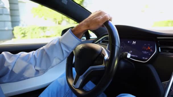 Handen Van Zakenman Houdt Stuurwiel Tijdens Het Rijden Elektrische Auto — Stockvideo