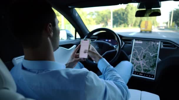 Succesvolle Zakenman Browsen Moderne Smartphone Tijdens Het Rijden Een Autonome — Stockvideo