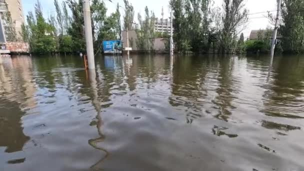 노바야 Kakhovka의 도시에서 Dnipro 폭발의 결과로 Kherson 마을에 Kakhovka 발전소의 — 비디오
