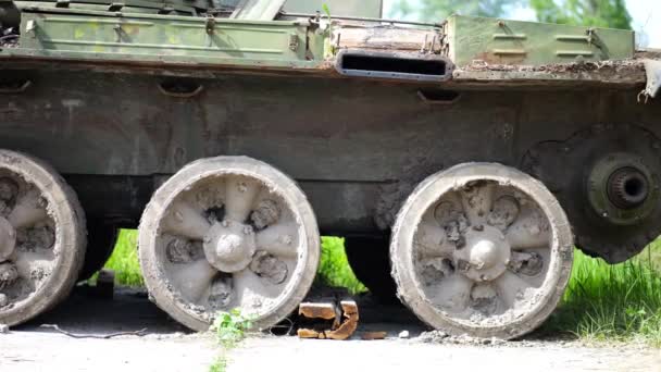 Exposição Equipamento Militar Destruído Exército Russo Veículos Blindados Enferrujados Queimados — Vídeo de Stock
