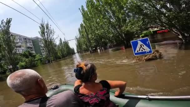 Volontärer Evakuerar Människor Båten Efter Detonation Kakhovka Vattenkraftverk Översvämningar Staden — Stockvideo