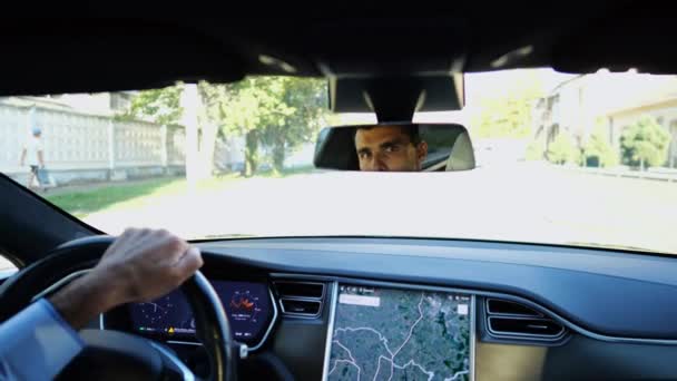 Mata Pengemudi Pria Memantulkan Kaca Spion Saat Mengendarai Mobil Listrik — Stok Video