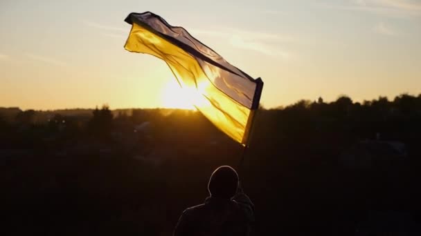 Άντρας Στρατιώτης Κυματίζει Εθνικό Λάβαρο Φόντο Ηλιοβασίλεμα Ουκρανός Στρατιωτικός Ύψωσε — Αρχείο Βίντεο