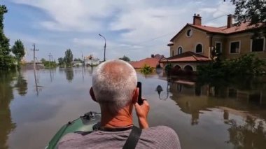 Hidroelektrik santrali patladıktan sonra hayvanları ve insanları tahliye etmek için gönüllüler tekneye biniyor. Novaya Kakhovka kentindeki Dnipro nehrindeki baraj patlaması sonucu Kherson 'da sel baskını.