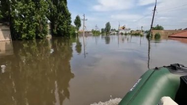 Novaya Kakhovka kentindeki Dnipro nehrindeki barajın patlaması sonucu Kherson kasabasında sel baskını meydana geldi. Kakhovka Hidroelektrik Santrali 'nin patlamasının sonuçları. Ukrayna 'da Savaş.
