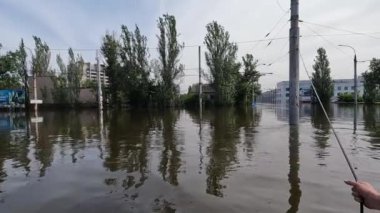 Novaya Kakhovka kentindeki Dnipro nehrindeki barajın patlaması sonucu Kherson kasabasında sel baskını meydana geldi. Kakhovka Hidroelektrik Santrali 'nin patlamasının sonuçları. Ukrayna 'da Savaş.