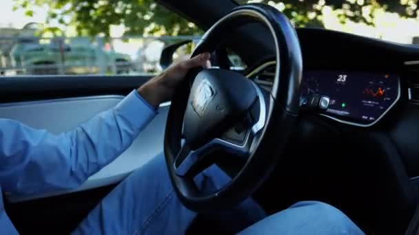 Handen Van Zakenman Houdt Stuurwiel Tijdens Het Rijden Elektrische Auto — Stockvideo