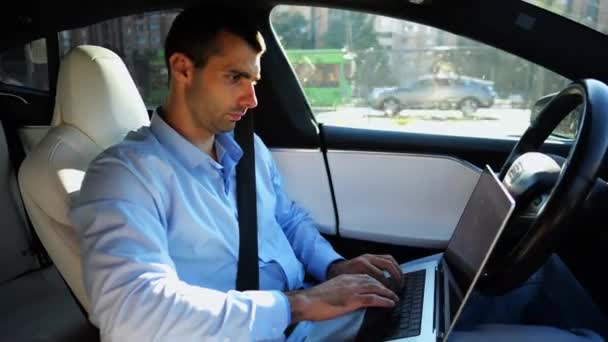 Beau Entrepreneur Travaillant Sur Ordinateur Portable Tout Conduisant Une Voiture — Video