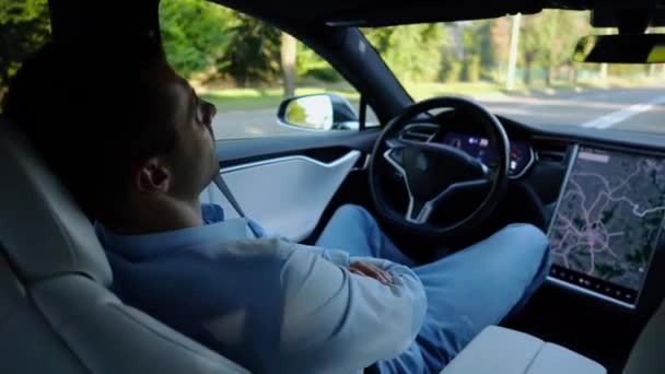Mannelijke Zakenman Ervaring Een Autonome Zelfrijdende Elektrische Auto Rijden Stedelijke — Stockvideo