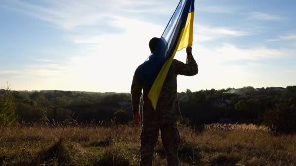 Joven Uniforme Camuflaje Levantó Bandera Azul Amarilla Honor Victoria Contra — Vídeos de Stock