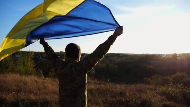 Militar Con Uniforme Levanta Sobre Bandera Ucrania Contra Luz Del — Vídeos de Stock