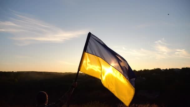 Чоловік Український Військовослужбовець Підняв Махаючий Прапор України Фоні Заходу Сонця — стокове відео