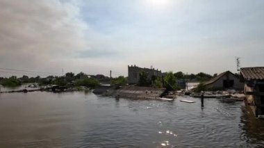 Novaya Kakhovka kentindeki Dnipro nehrindeki barajın patlaması sonucu Kherson kasabasında sel baskını meydana geldi. Kakhovka Hidroelektrik Santrali 'nin patlamasının sonuçları. Ukrayna 'da Savaş.