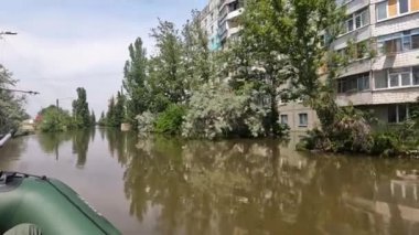 Hidroelektrik santrali patladıktan sonra hayvanları ve insanları tahliye etmek için gönüllüler tekneye biniyor. Novaya Kakhovka kentindeki Dnipro nehrindeki baraj patlaması sonucu Kherson 'da sel baskını.