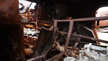 Rus ordusunun imha edilmiş askeri teçhizatlarının sergilenmesi. Ukrayna bölgesinde paslı ve yanmış zırhlı araçlar. Ukrayna ve Rusya arasındaki savaş. Yavaşla.