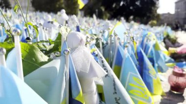 Ukrayna 'nın birçok küçük bayraklarında Rusya' ya karşı verilen ölü savaşın isimleri var. Kyiv 'in merkezindeki şehit askerlerin, çocukların ve kadınların anısına. Trajedi ve talihsizlik kavramı. Kapat.
