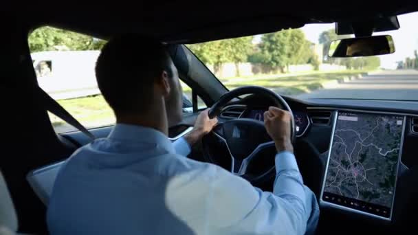 Succesvolle Ondernemer Kreeg Goed Nieuws Tijdens Het Rijden Elektrische Auto — Stockvideo