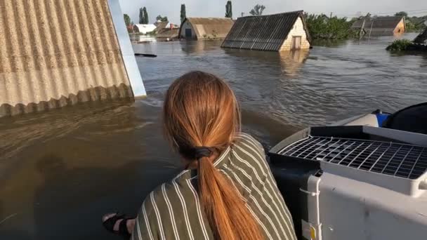 Vrijwilligers Varen Boot Dieren Mensen Evacueren Ontploffing Van Hydro Elektrische — Stockvideo