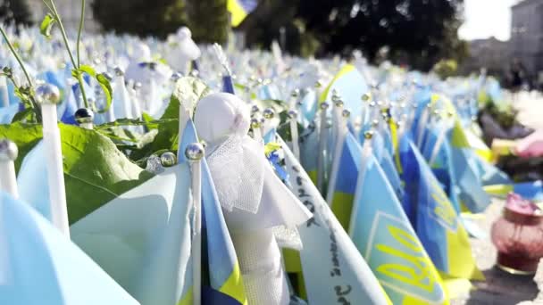 Многие Небольшие Флаги Украины Названиями Погибших Войн Против России Мемориал — стоковое видео