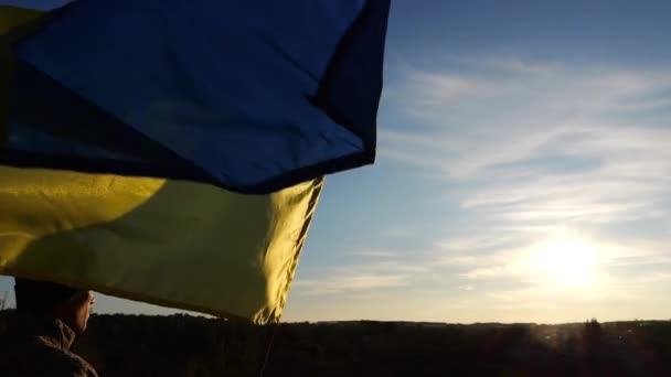 Чоловік Солдат Української Армії Стоїть Національним Прапором Фоні Сонячного Світла — стокове відео