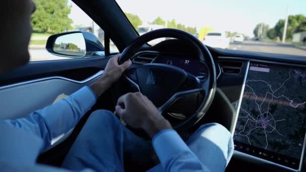 Χέρια Του Επιχειρηματία Κρατά Τιμόνι Ενώ Οδήγηση Ηλεκτρικό Αυτοκίνητο Στην — Αρχείο Βίντεο
