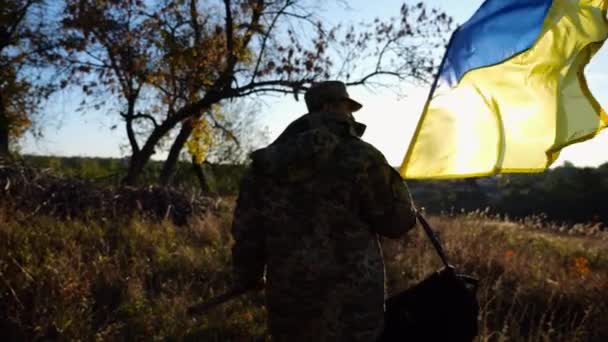 Joven Militar Uniforme Camina Con Bandera Ondeando Ucrania Campo Soldado — Vídeos de Stock