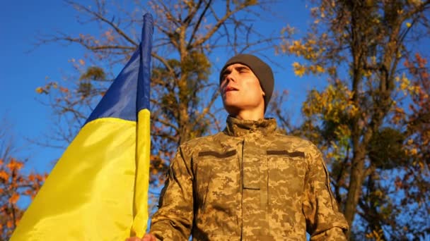 Homme Armée Ukrainienne Tient Avec Bannière Nationale Campagne Contre Ciel — Video