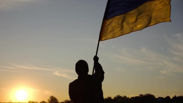Junger Mann Militäruniform Schwenkt Die Flagge Der Ukraine Vor Dem — Stockvideo
