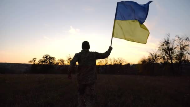 Soldado Exército Ucraniano Correndo Com Bandeira Azul Amarela Levantada Campo — Vídeo de Stock