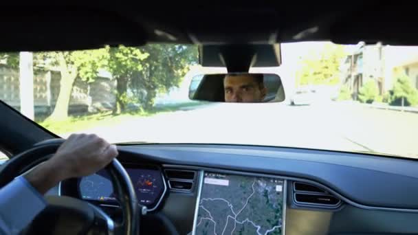 Oczy Kierowcy Odbijające Lusterko Wsteczne Podczas Jazdy Samochodem Elektrycznym Pewny — Wideo stockowe