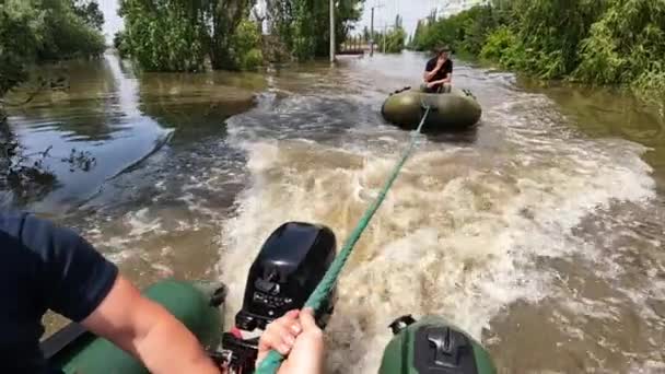 Los Voluntarios Navegan Barco Para Evacuar Animales Personas Después Detonación Video de stock