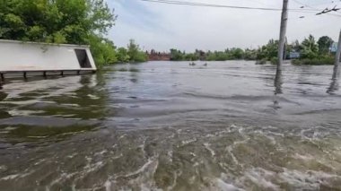 Hidroelektrik santrali patladıktan sonra hayvanları ve insanları tahliye etmek için gönüllüler tekneye biniyor. Novaya Kakhovka kentindeki Dnipro nehrindeki baraj patlaması sonucu Kherson 'da sel baskını.