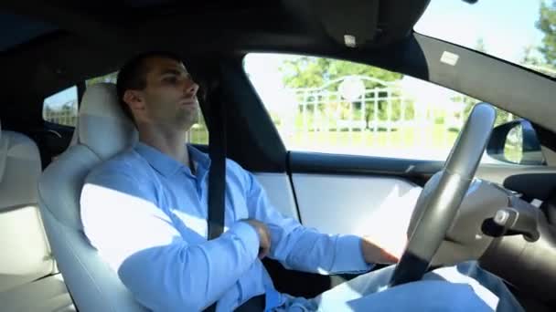 Mannelijke Zakenman Ervaring Een Autonome Zelfrijdende Elektrische Auto Rijden Stedelijke — Stockvideo