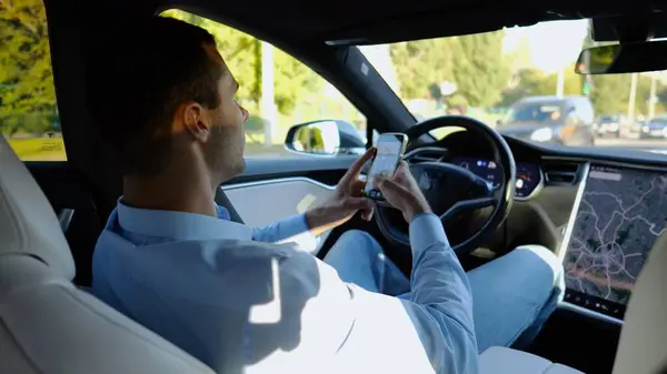 Uomo Affari Successo Navigazione Smartphone Moderno Durante Guida Autonomo Auto — Foto Stock