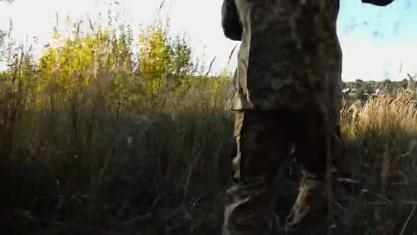 Mężczyzna Żołnierz Ukraińskiej Armii Biegnie Podniesionym Niebiesko Żółtym Sztandarem Zewnątrz — Wideo stockowe
