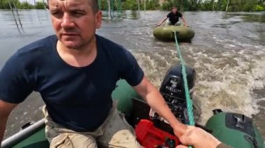 Hidroelektrik santrali patladıktan sonra hayvanları ve insanları tahliye etmek için gönüllüler tekneye biniyor. Novaya Kakhovka kentindeki Dnipro nehrindeki baraj patlaması sonucu Kherson 'da sel baskını.