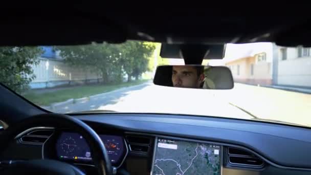 Olhos Motorista Masculino Refletindo Espelho Retrovisor Durante Equitação Auto Elétrica — Vídeo de Stock