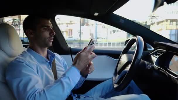Mannelijke Ondernemer Spreken Smartphone Tijdens Het Rijden Elektrische Auto Met — Stockvideo