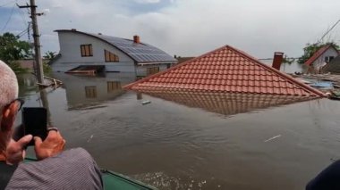 Hidroelektrik santrali patladıktan sonra hayvanları ve insanları tahliye etmek için gönüllüler tekneye biniyor. Novaya Kakhovka kentindeki Dnipro nehrindeki baraj patlaması sonucu Kherson 'da sel baskını.