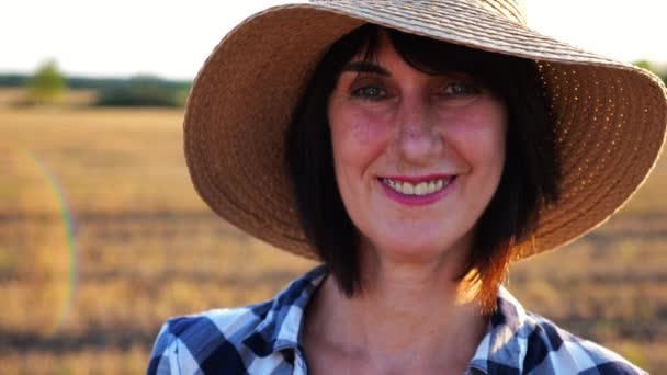 Fermierul Fericit Care Zâmbește Privește Aparatul Fotografiat Stând Câmpul Grâu — Videoclip de stoc