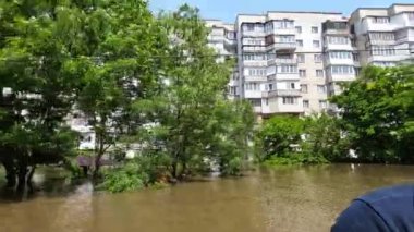 Novaya Kakhovka kentindeki Dnipro nehrindeki barajın patlaması sonucu Kherson kasabasında sel baskını meydana geldi. Kakhovka Hidroelektrik Santrali 'nin patlamasının sonuçları. Ukrayna 'da Savaş.