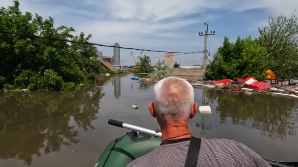 ボランティアは 水力発電所の爆発後に動物や人々を避難させるためにボートに乗りました ノヴァヤ カフカのダニプロ川でダムが爆発した結果 ハーソンで洪水 — ストック動画