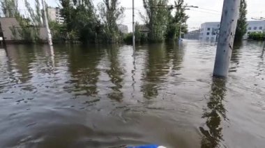 Novaya Kakhovka kentindeki Dnipro nehrindeki barajın patlaması sonucu Kherson kasabasında sel baskını meydana geldi. Kakhovka Hidroelektrik Santrali 'nin patlamasının sonuçları. Ukrayna 'da Savaş.