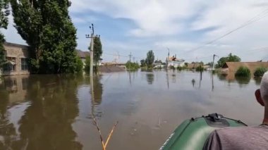 Hidroelektrik santrali patladıktan sonra hayvanları ve insanları tahliye etmek için gönüllüler tekneye biniyor. Novaya Kakhovka kentindeki Dnipro nehrindeki baraj patlaması sonucu Kherson 'da sel baskını.