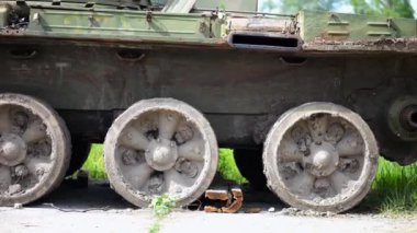 Ukrayna bölgesinde paslı ve yanmış zırhlı araçlar. Rus ordusunun imha edilmiş askeri teçhizatlarının sergilenmesi. Ukrayna ve Rusya arasındaki savaş. Yavaşla.