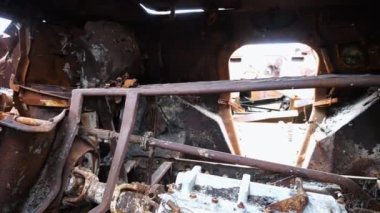 Ukrayna bölgesinde paslı ve yanmış zırhlı araçlar. Rus ordusunun imha edilmiş askeri teçhizatlarının sergilenmesi. Ukrayna ve Rusya arasındaki savaş. Yavaşla.