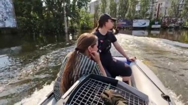 Hidroelektrik santrali patladıktan sonra hayvanları ve insanları tahliye etmek için gönüllüler tekneye biniyor. Novaya Kakhovka kentindeki Dnipro nehrindeki baraj patlaması sonucu Kherson 'da sel baskını.