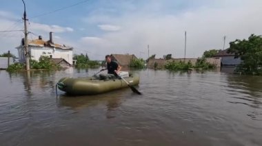 Hidroelektrik santrali patladıktan sonra hayvanları ve insanları tahliye etmek için gönüllüler tekneye biniyor. Novaya Kakhovka kentindeki Dnipro nehrindeki baraj patlaması sonucu Kherson 'da sel baskını.