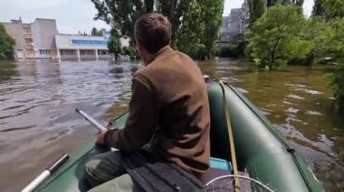 Hidroelektrik santrali patladıktan sonra hayvanları ve insanları tahliye etmek için gönüllü yelken açın. Novaya Kakhovka kentindeki Dnipro nehrindeki baraj patlaması sonucu Kherson 'da sel baskını.