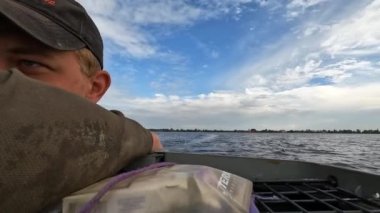 Hidroelektrik santralinin patlamasından bu yana, hayvanları ve insanları tahliye ettikten sonra, yorgun ve genç gönüllü olarak tekneye bindi. Dnipro Nehri 'ndeki baraj patlaması sonucu Kherson' da sel baskını.